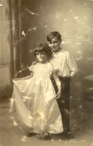 3  Paris 1930. Remise des prix d'école de fin d'année. Ma soeur Lulu et Alexandre.