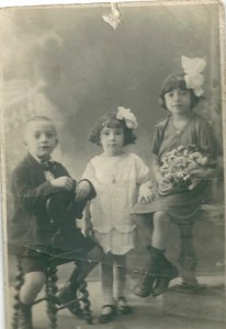 5 Dolsa & Vitaly Menache, au milieu Becky Aroueste, cousins août 1924