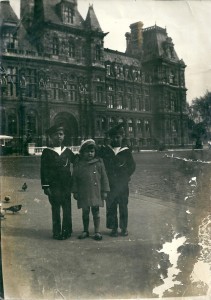 Daniel, Robert & Rachel Mazalto devant Hotel de Ville de Paris