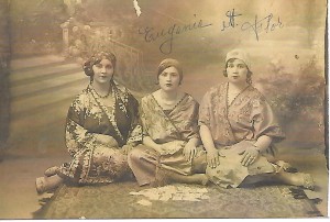 En Turquie dans les années 1920. de gauche à droite.  MmePalensia , Jenny Sévilla soeur de Oro Lévy, et Flore Camayor  mère de Estelle Camayo