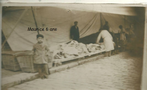 3 Maurice 6 ans fils de Rebecca et Nissim Romi déballage de marché à Bône en Algérie 1935