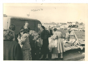 Déballage à Montreuil encore un terrain vague Maurice et à droite Jacques Romi années 1950