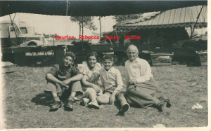 Famille Romi, Rebecca, Nissim, Maurice et Jacky marché au Tréport en été années 1950