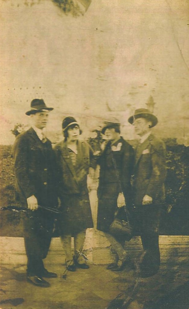 030 - Mes parents avec des amis - Istanbul - 1929