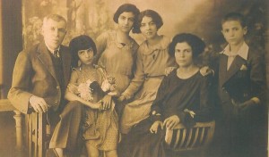 033 - Rachel, la soeur de mon père, mariée avec le frère de sa mère (son oncle) et leurs 4 enfants en turquie