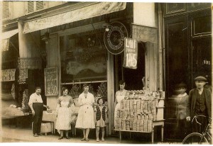 040 - Bohor Béhar, en bretellees, devant la Crémerie Chanteloup au 3 rue Popincourt, - 1936