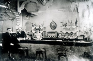 041Restaurant l'Istambul 17 rue Popincourt. De G.à D. Conorte Behar, M. Hadjes, Melle Lucienne. Dans le médaillon Jacques Behar dit Bohor Behar 1er propriétaire.