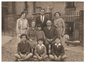 2 Famille Saül réunie à Asnières, 1929, après le départ de Salonique.  Vidal, Mazal-Tov, Isaac, Boena, Rosina, Clair
